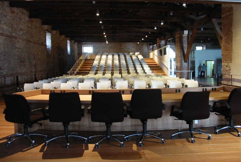 Auditorium Dogana di Lazise  schermo motorizzato con videoproiettore ad alta luminosità con monitor aggiuntivi